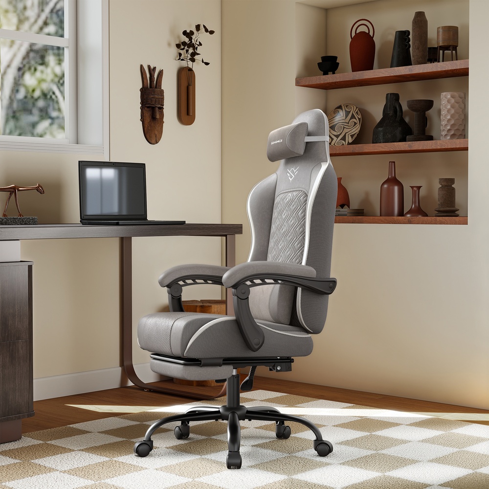 Ergonominen pelituoli, jossa jalkatuki ja jousityyny