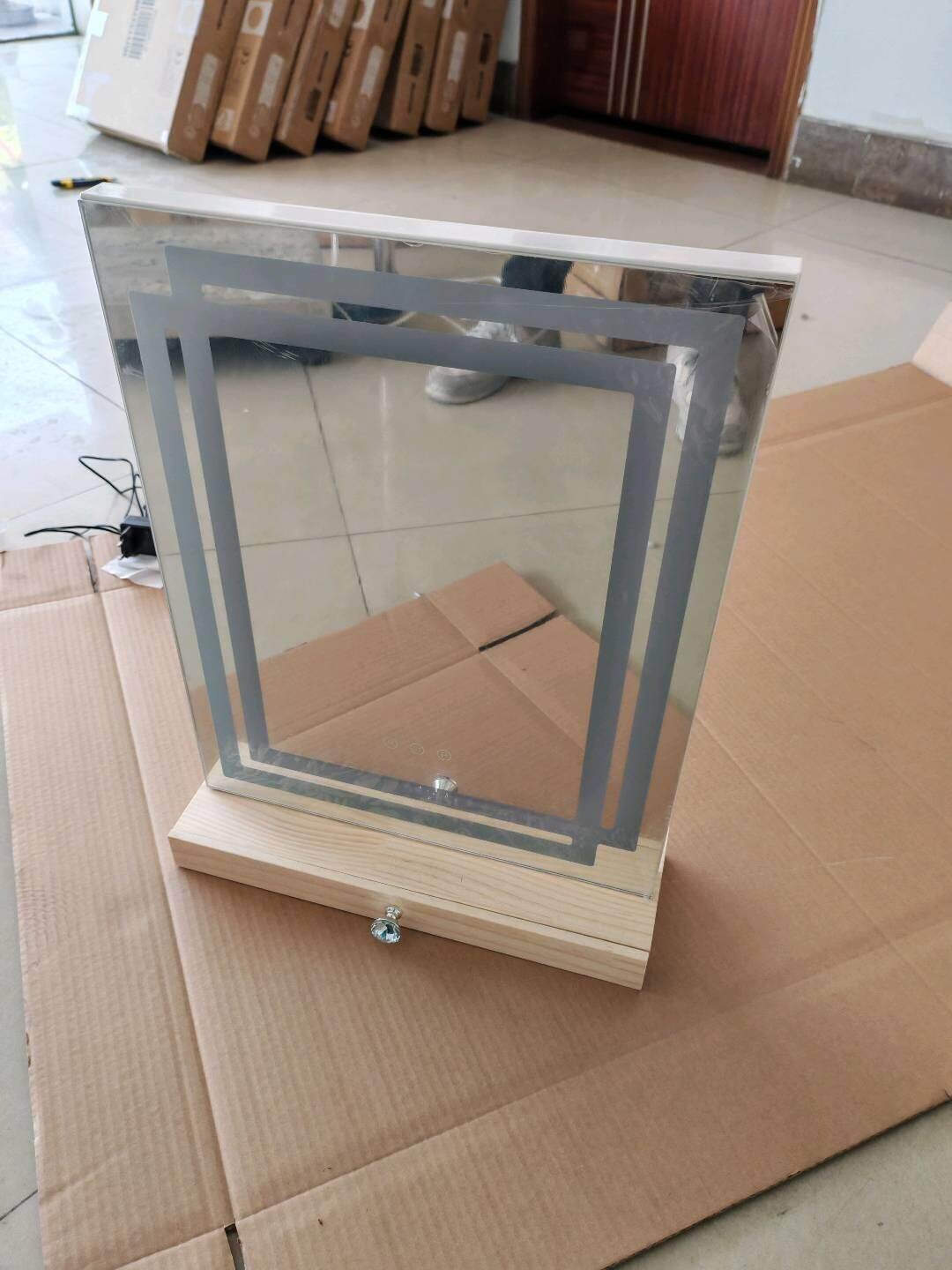 41 x 50 cm meikkipeili, jossa säädettävä 3-värinen valaistus, kosketusohjauspaneeli ja puinen säilytyslaatikko